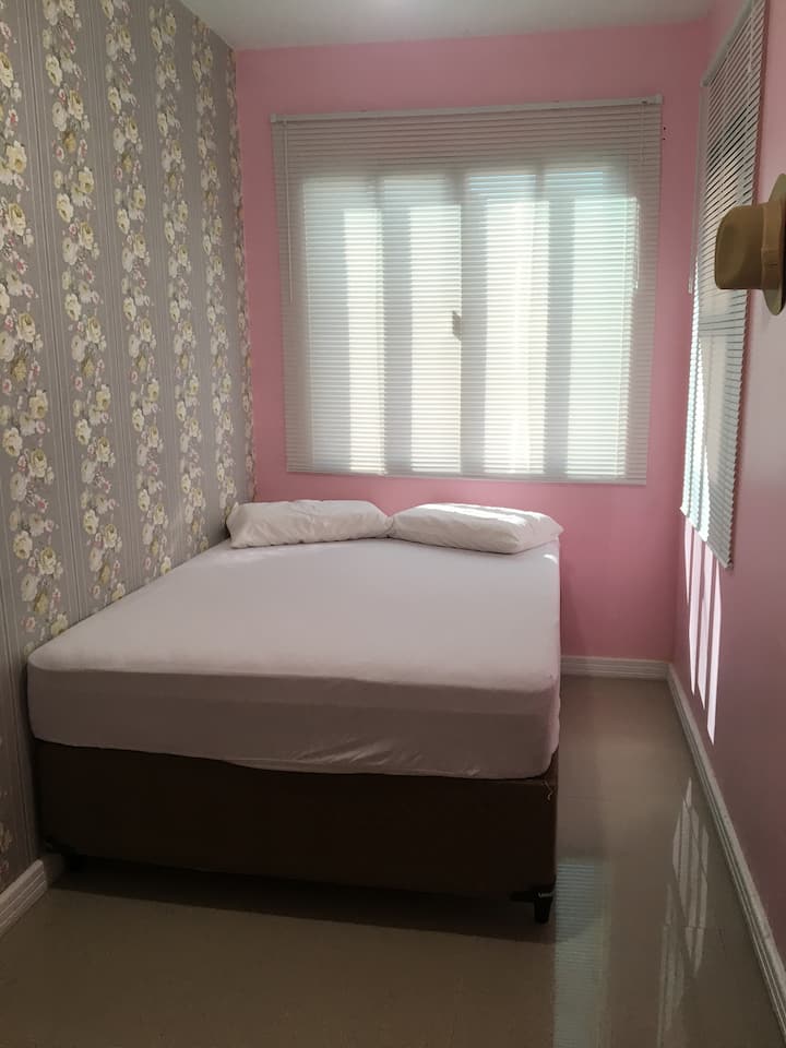 V spálni 4 - manželská posteľ, nočný stolík, zrkadlo, televízor a stropný ventilátor.