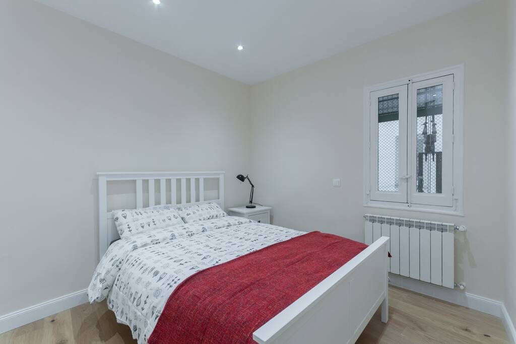 Room 1. Double bed. (140x200cms)