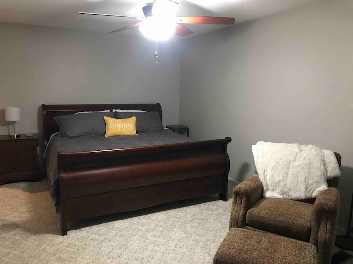 חדר שינה ראשי, מיטת קינג סייז, חדר רחצה ושירותים וחדר ארונות.  דלתות צרפתיות שנפתחות לדק. 