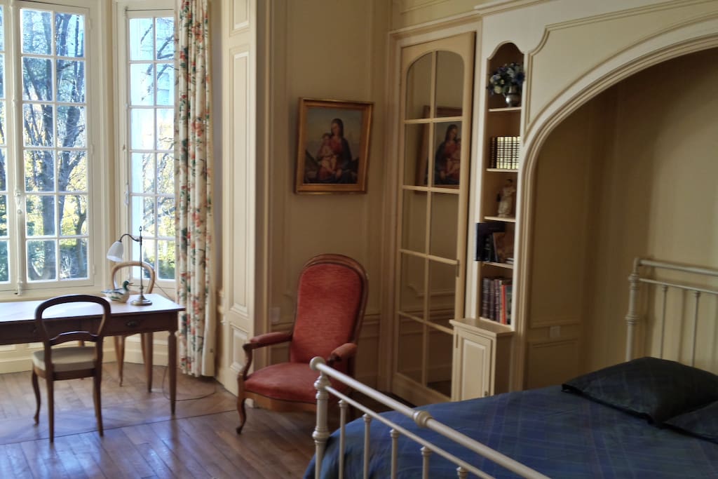 Chambre Cèdre. Bow-window, fauteuil, table de travail.