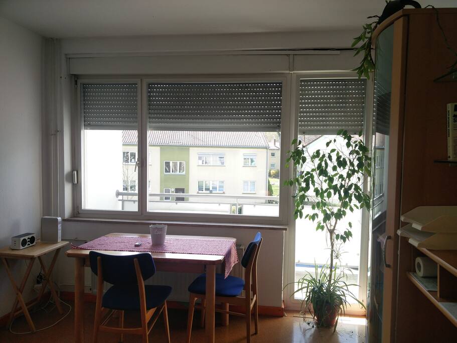 Tisch und Balkon