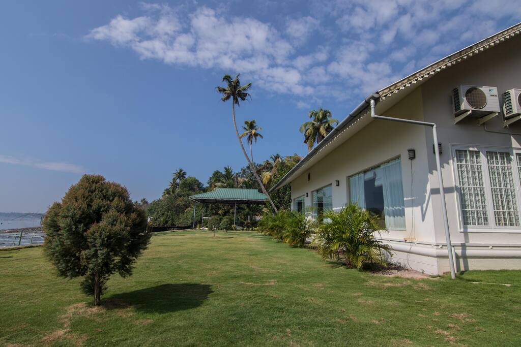 The most amazing feature of this resort is the enchanting view of the Vembanad Lake that greets you every time you step out