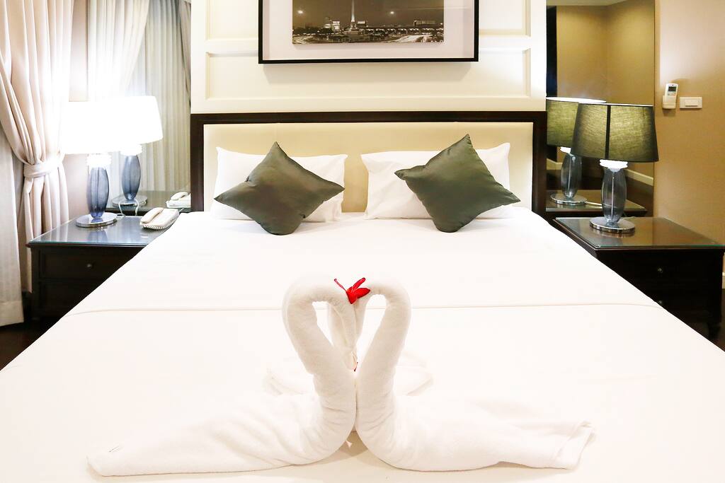 Stylish master bedroom decoration with king-size mattress