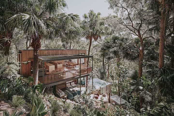 Palm Pavilion: architectural rainforest retreat