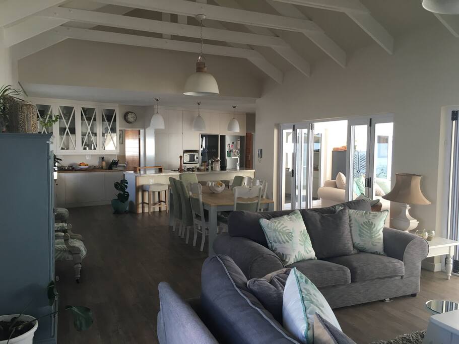 Lounge/ Dining room area