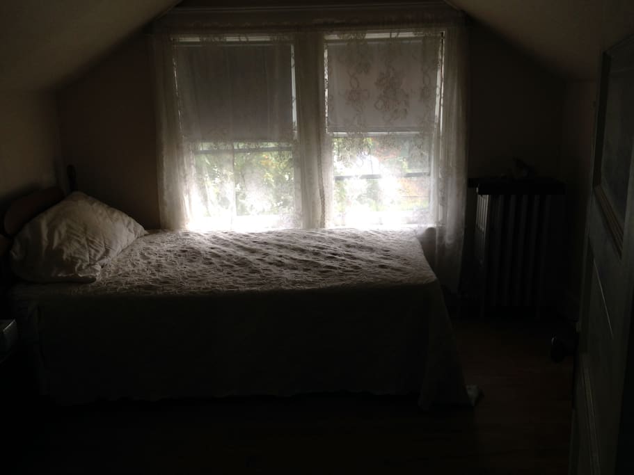 3rd Fl bdrm on South side (incl. TV)