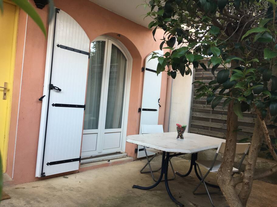 Terrasse avec table et chaises
