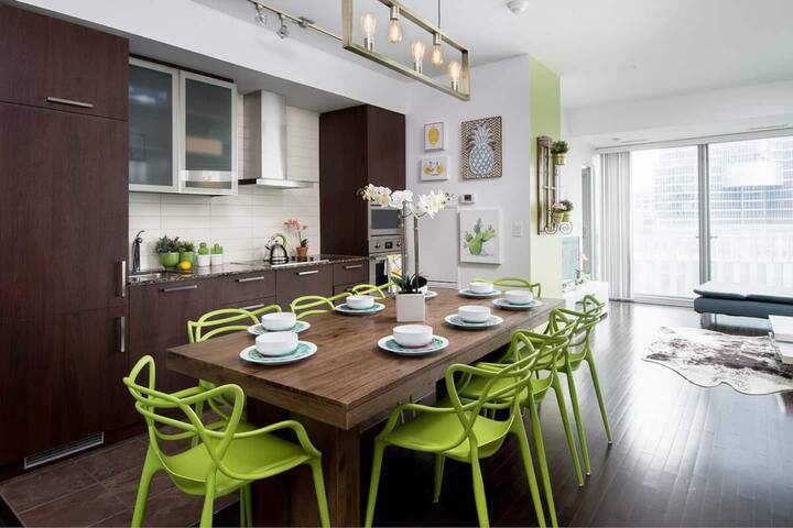 Big Modern Corner 3BDRM Condo MTCC, CN, Waterfront