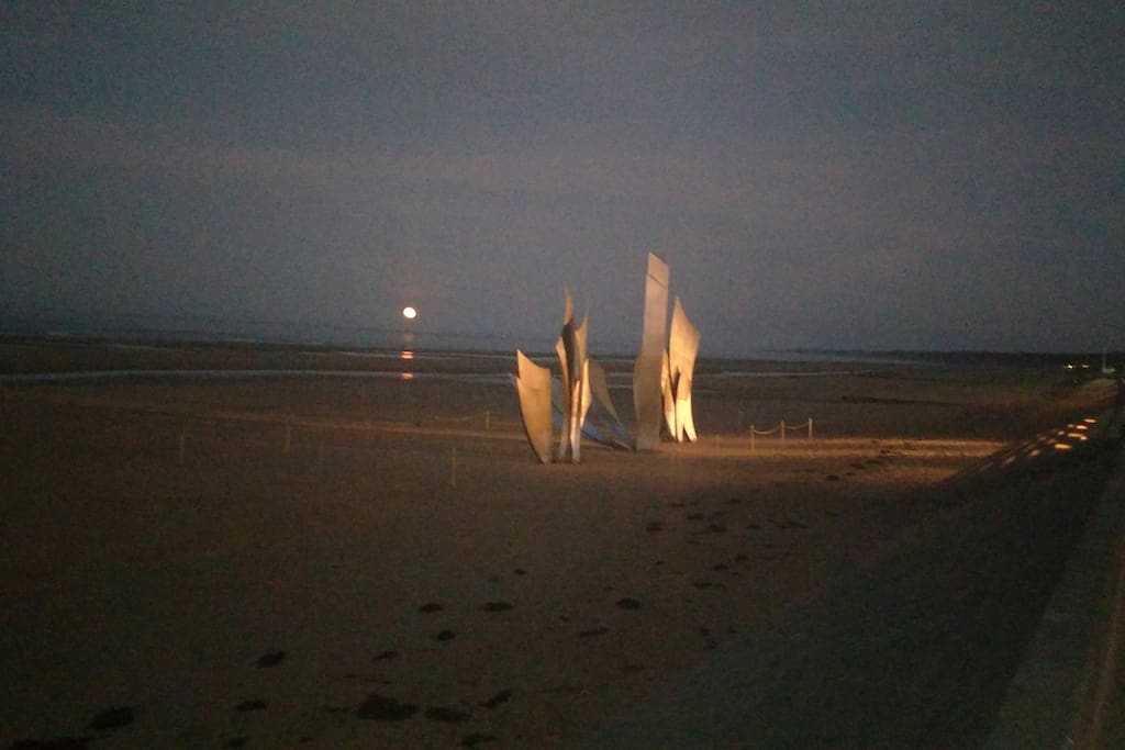 This is Omaha Beach in the evening . We were here in october.
A wonderful day ans evening too.
It s about 13 minutes from La Blanche in La Cambe.
The best beach to swim too.
