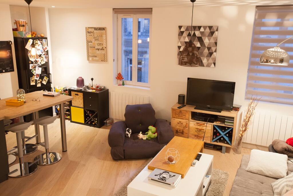 Grand salon ouvert sur la cuisine