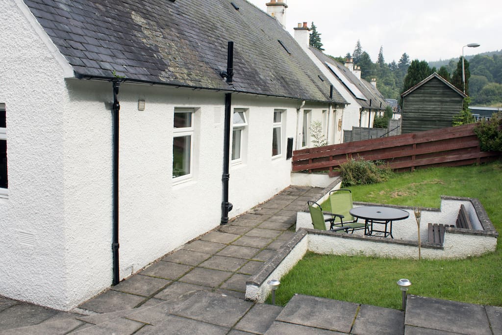 View of cottage from the private driveway.