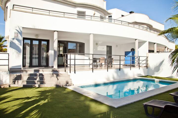 Holidays beach house with pool gallery image 2