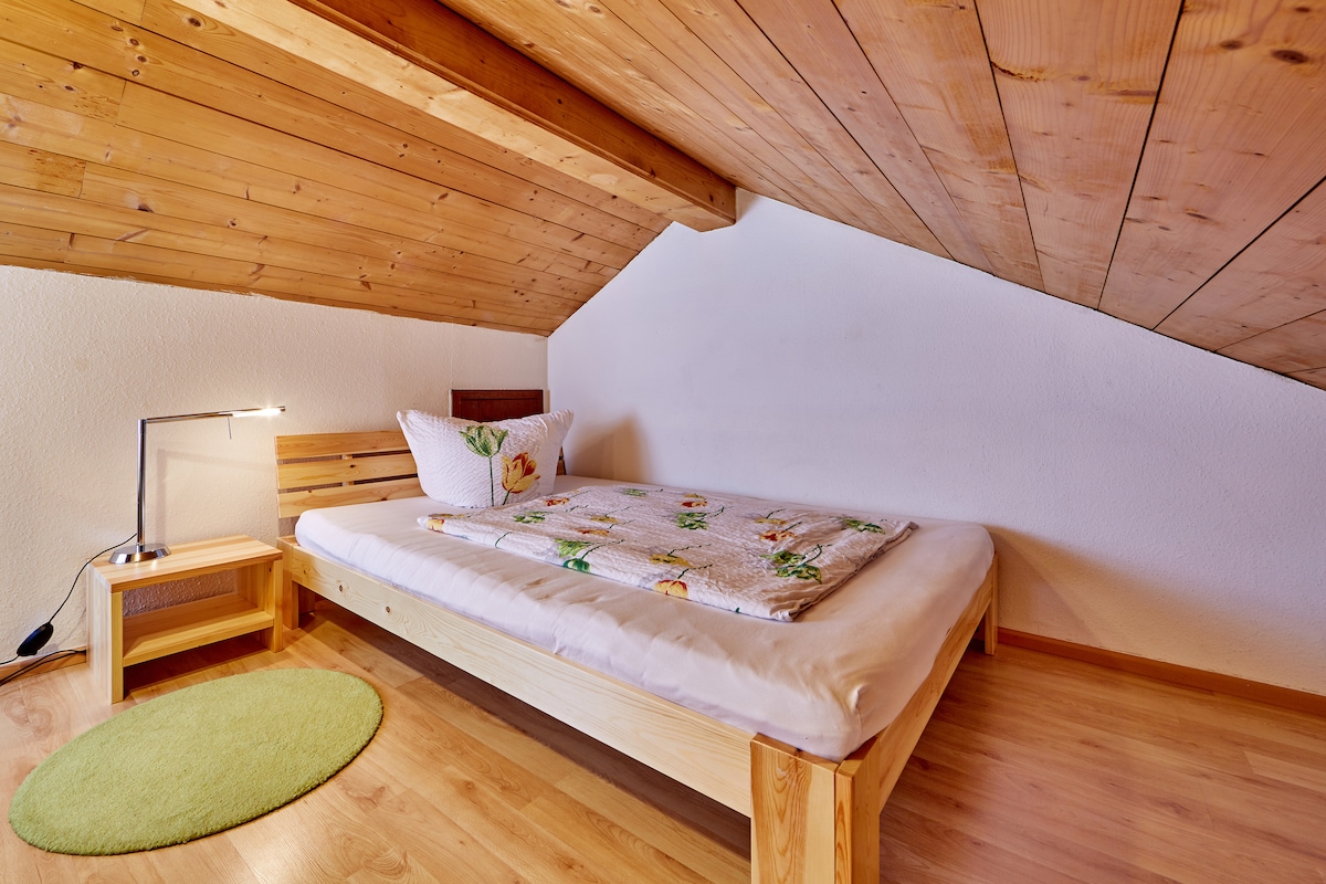 Bed in the mezzanine of the living room, 1.40 m, only one person is allowed to sleep here