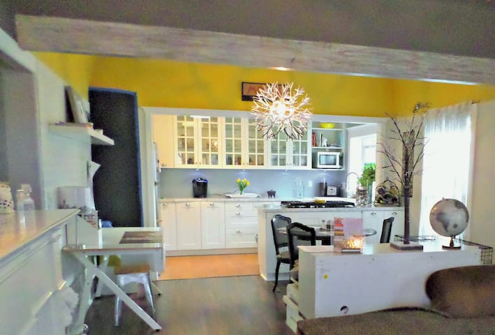 Modern  California Cottage Near All