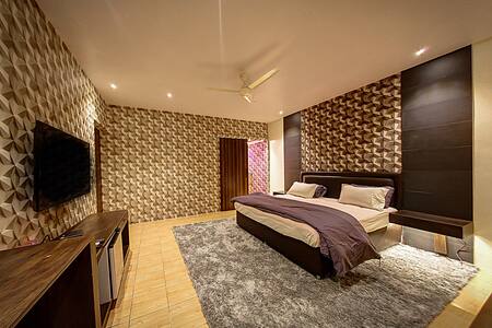 private guest room with private entrance in GK 1