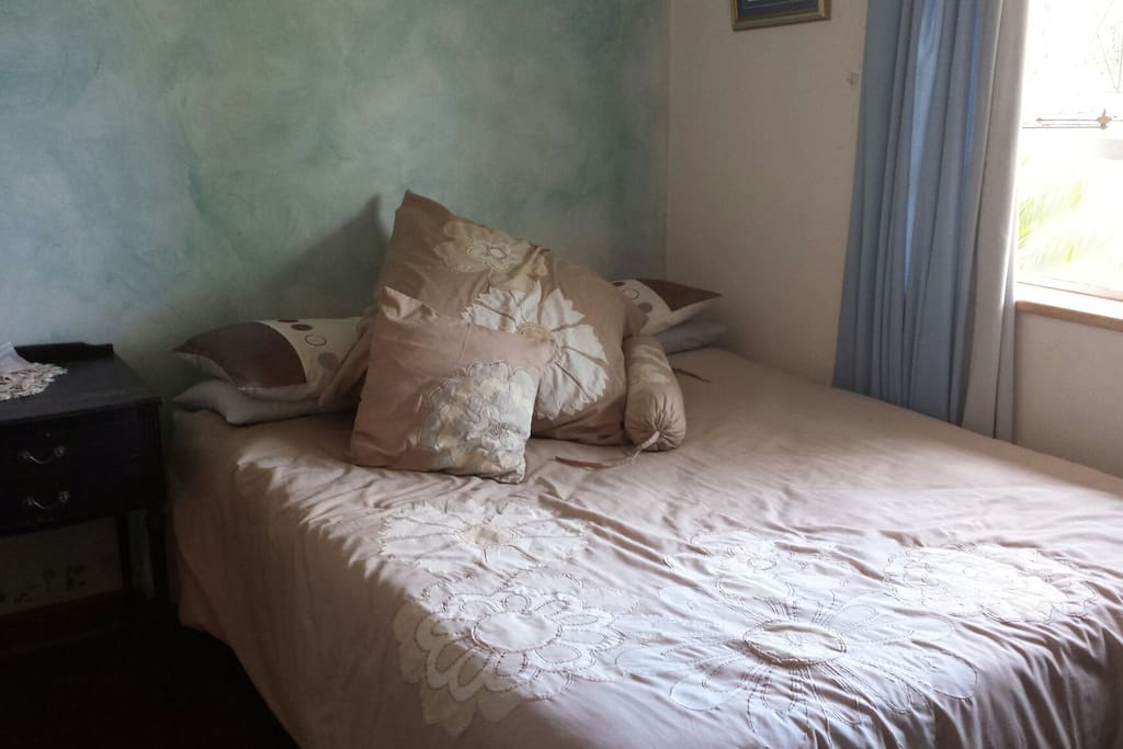 Comfortable double-bed with garden view!