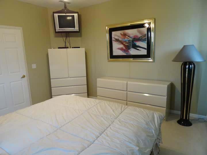 นี่เป็น 1 ใน 2 ห้องนอนใหญ่ในบ้านที่พักแห่งนี้ตั้งอยู่ที่ชั้นกลางของบ้าน