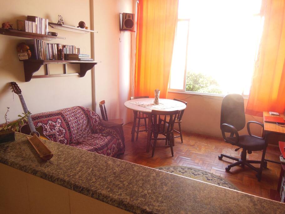 Sala vista da cozinha americana.