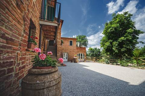 La Lisa: country house surrounded by fields