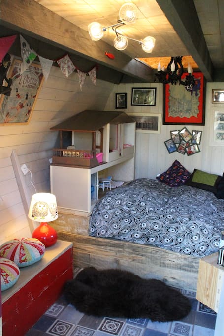 Couchage supplémentaire dans la "cabane il était une fois" au fond du jardin.