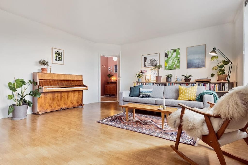 Stube. Ikke sove-sofa, men ganske komfortabel å ligge på.