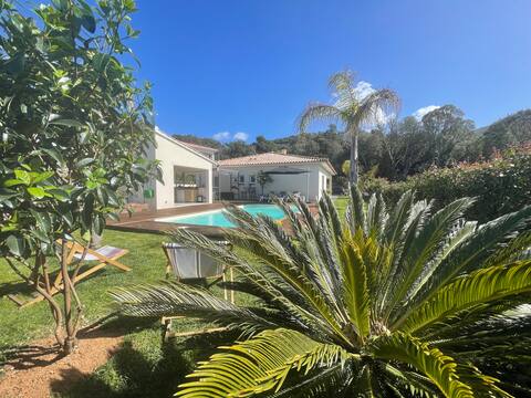 Beautiful recent villa between the sea and the mountain