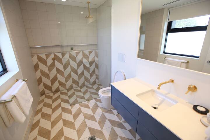 Luxurious 3 Bedroom Apartments gallery image 2