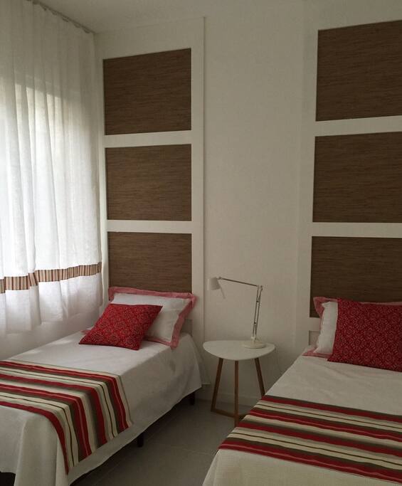 Quarto Vermelho duas camas de solteiro