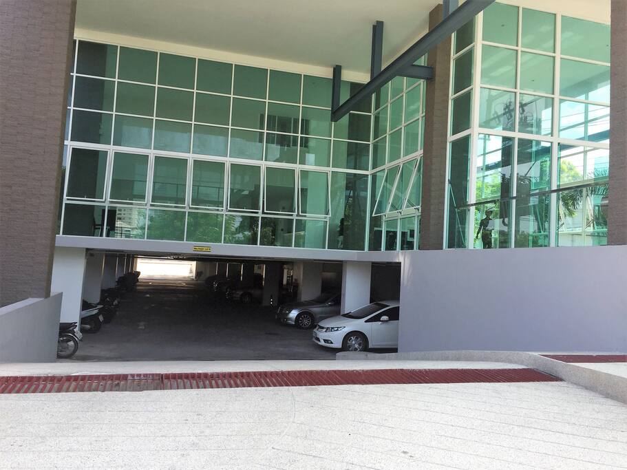entrée du parking gratuit