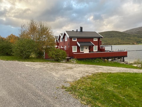 Great sea house right by the sea, hiking terrain, quiet
