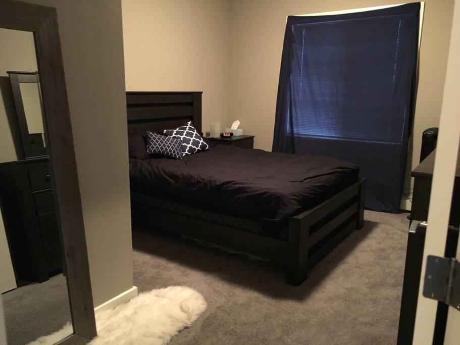 Master bedroom (queen size bed)