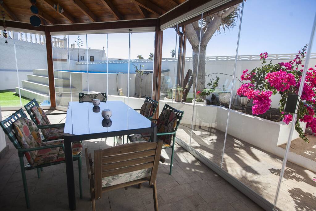 Nice closed porch with Lumon glass (that can be opened or closed, depending on the wind, sun ... cold or heat