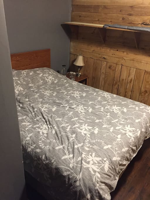 100% Cotton Linens,
Queen Sized Orthopaedic Bed & Boxspring