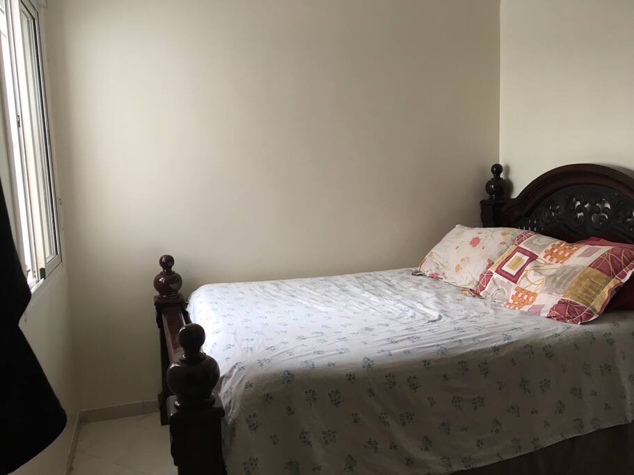 2eme chambre avec lit 2place en hauteur également avec rangement