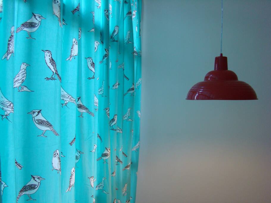 Detalhe da cortina para deixar o apartamento mais lindo e escurinho para dormir.