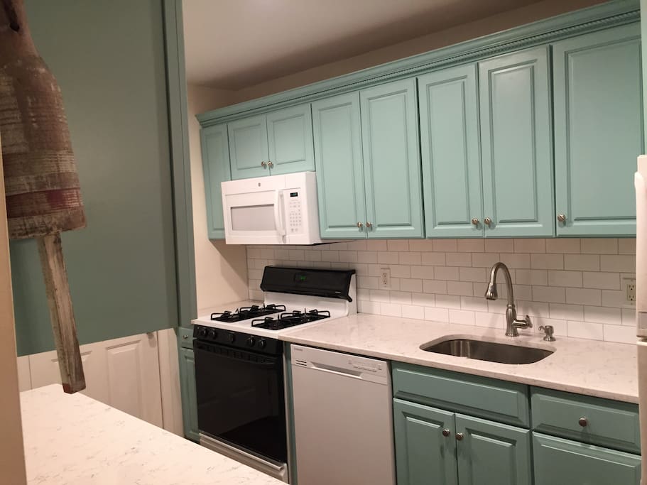 New Kitchen: beautiful quartz countertop, dishwasher.
