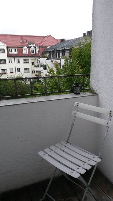 kleiner Balkon zum Innenhof, Nachmittagssonne