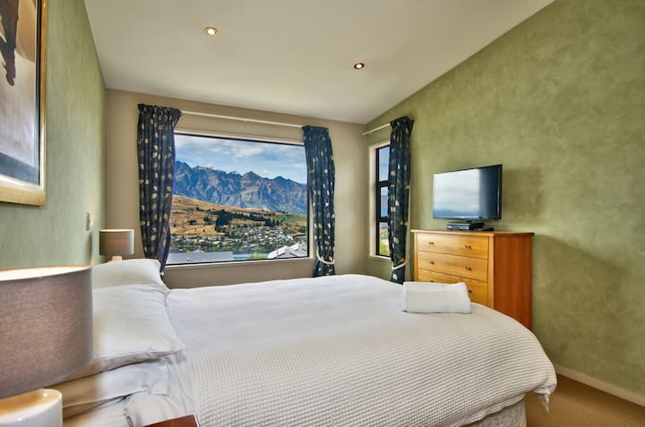 ห้องนอนใหญ่ 2 เตียงคิงไซส์พร้อมห้องน้ำในตัว