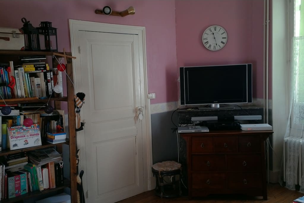 Le salon avec wi-fi ,livres et téléviseur , lecteur dvd.