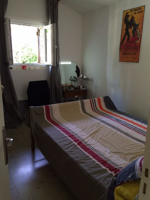 grande chambre indépendante:lit 160X200,armoire