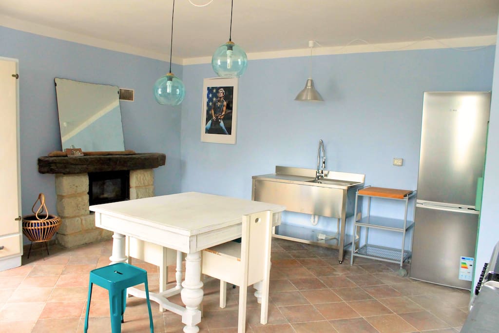 La grande cucina blu. The big blue kitchen.