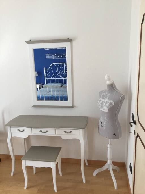 Bedroom with desk, stool, hanger and mirror (Camera con scrivania, sgabello, appendiabiti e specchio)