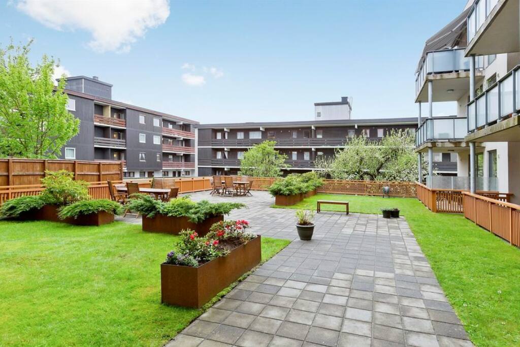 Hyggelig åpent atrium. Leiligheten er lokalisert på bakkeplan med egen terasse på 10 kvm., med sittegruppe.