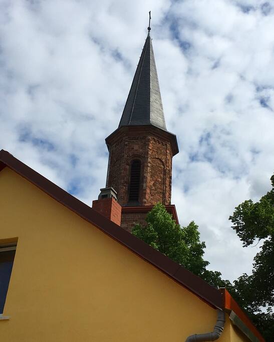 Der Blick über das Ferienhaus auf die Kirche St. Kilian. The beautiful view to the church of St. Kilian.