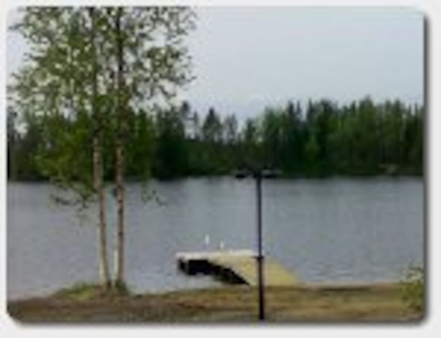 Näkymä järvelle mökin terassilta