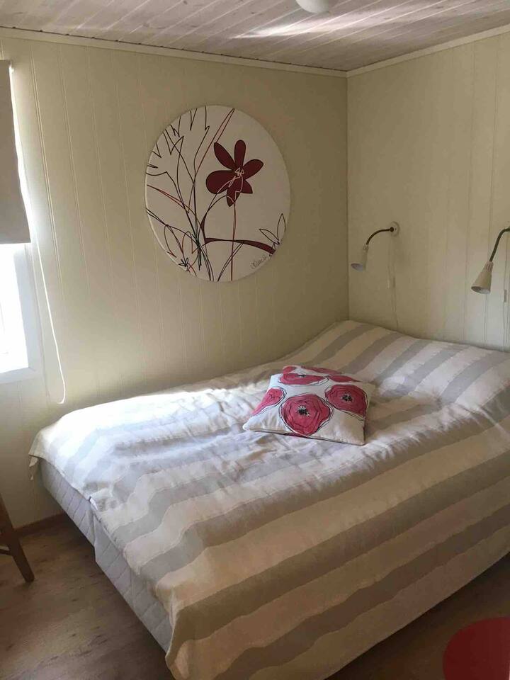 Spavaća soba na 1. katu;
bračni krevet s ormarom.