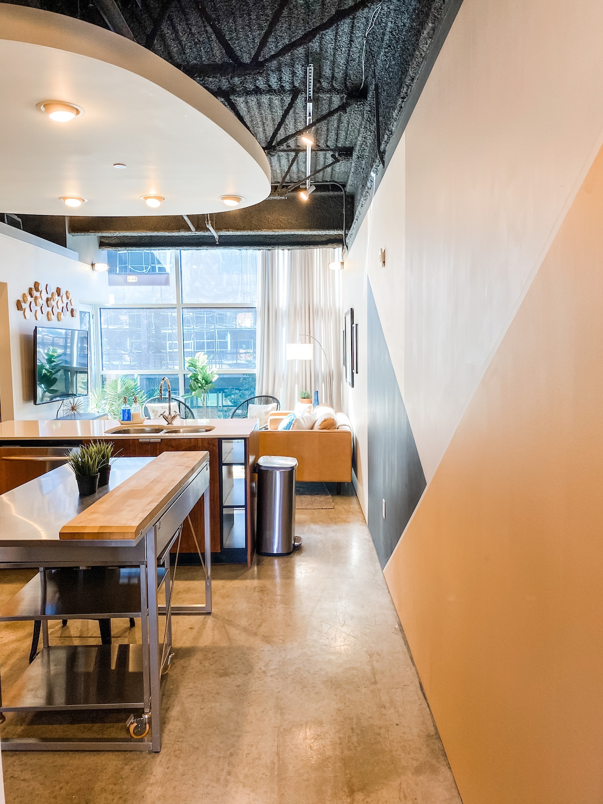 Delightful + Exquisite Loft on 6th Street - Walk Downtown