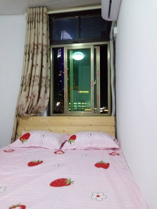 南面大床房及窗外夜景演武大桥和海景