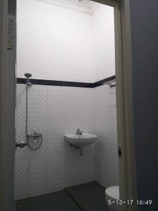 Kamar mandi shower air hangat