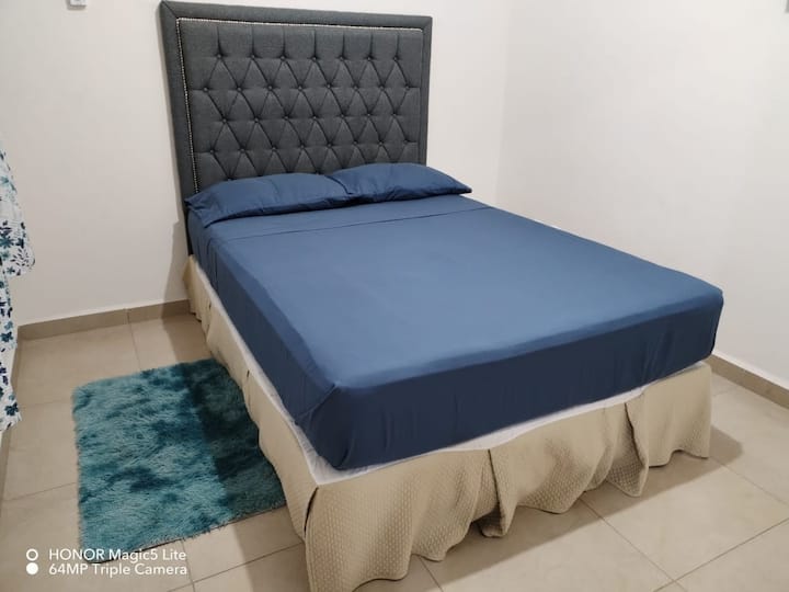 מיטה זוגית בקומת הקרקע